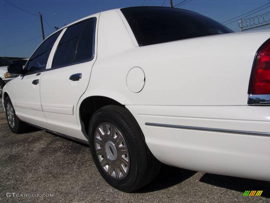 2003 Crown Victoria Sedan - Vibrant White / Light Flint photo #9