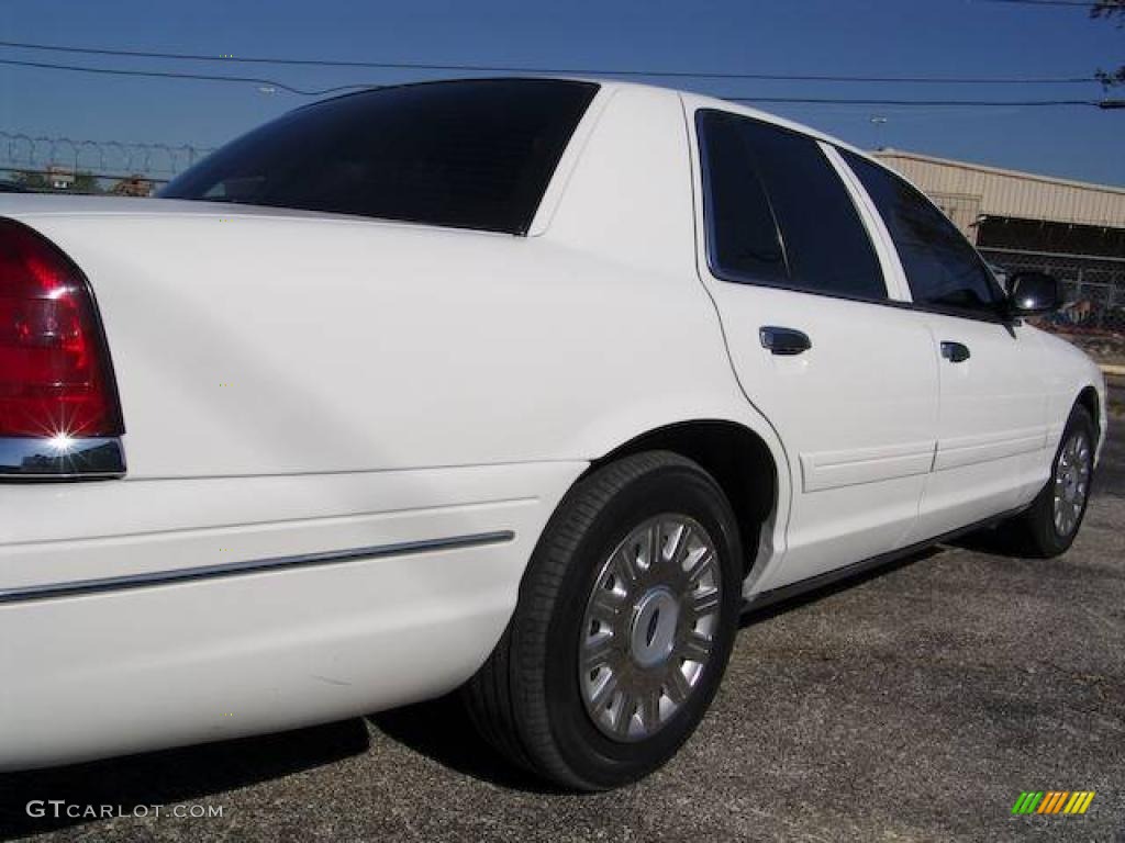 2003 Crown Victoria Sedan - Vibrant White / Light Flint photo #11
