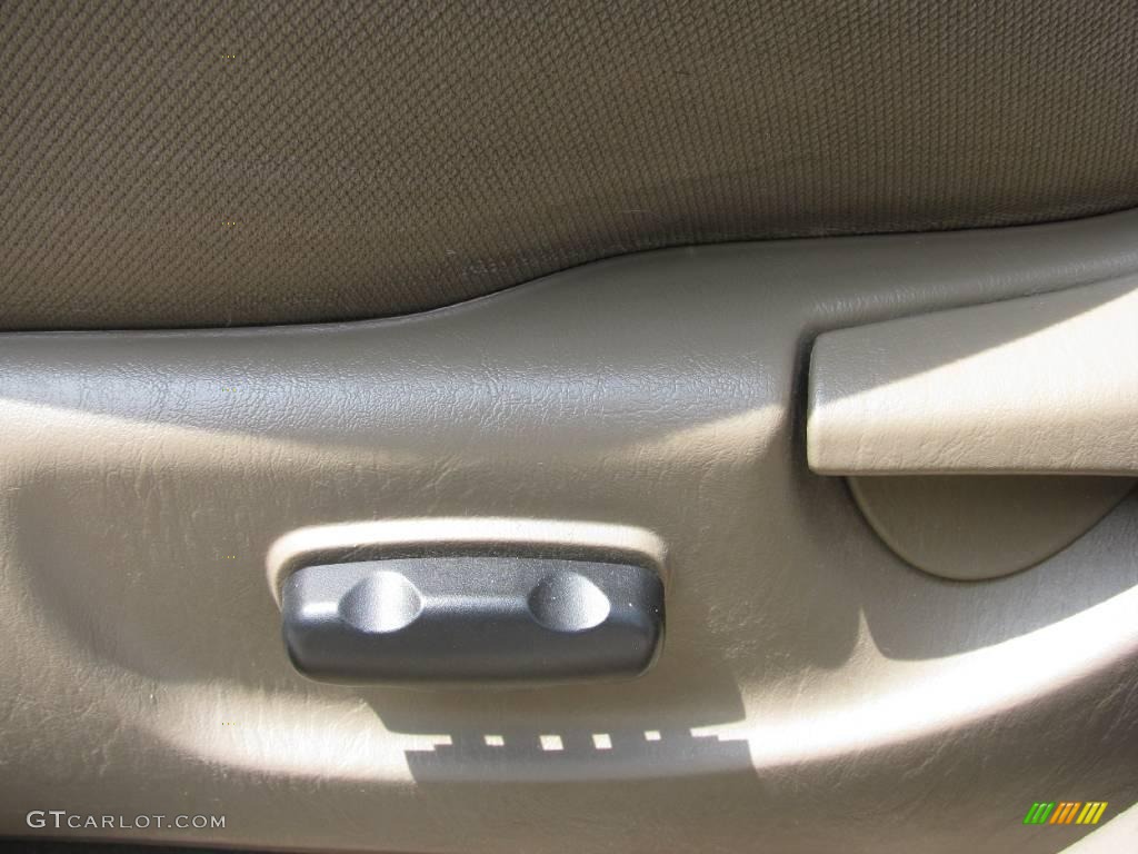 2004 Escape XLT V6 4WD - Oxford White / Medium/Dark Pebble photo #15