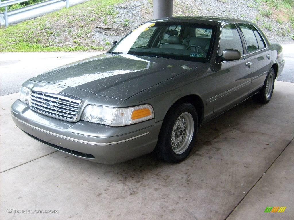 2002 Crown Victoria LX - Aspen Green Metallic / Light Graphite photo #4