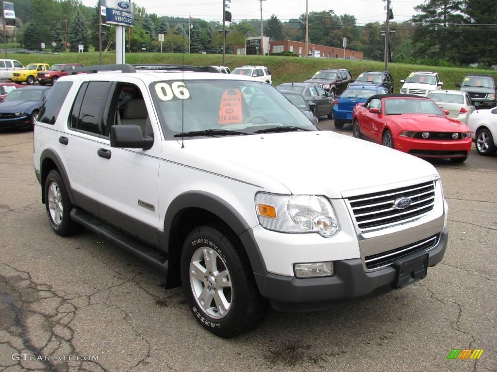 2006 Explorer XLT 4x4 - Oxford White / Stone photo #5