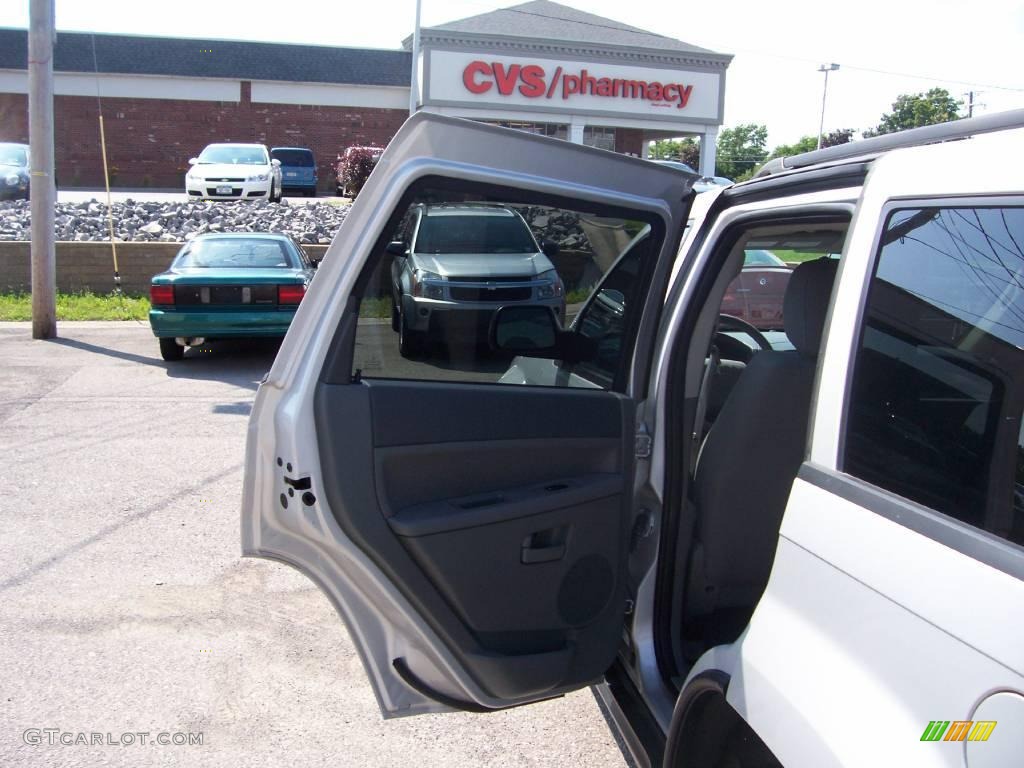 2006 Grand Cherokee Laredo 4x4 - Bright Silver Metallic / Medium Slate Gray photo #17