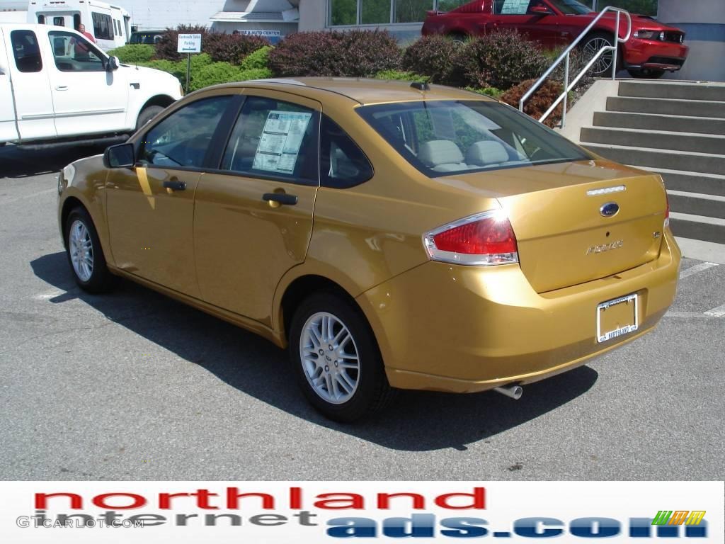 2009 Focus SE Sedan - Amber Gold Metallic / Medium Stone photo #8