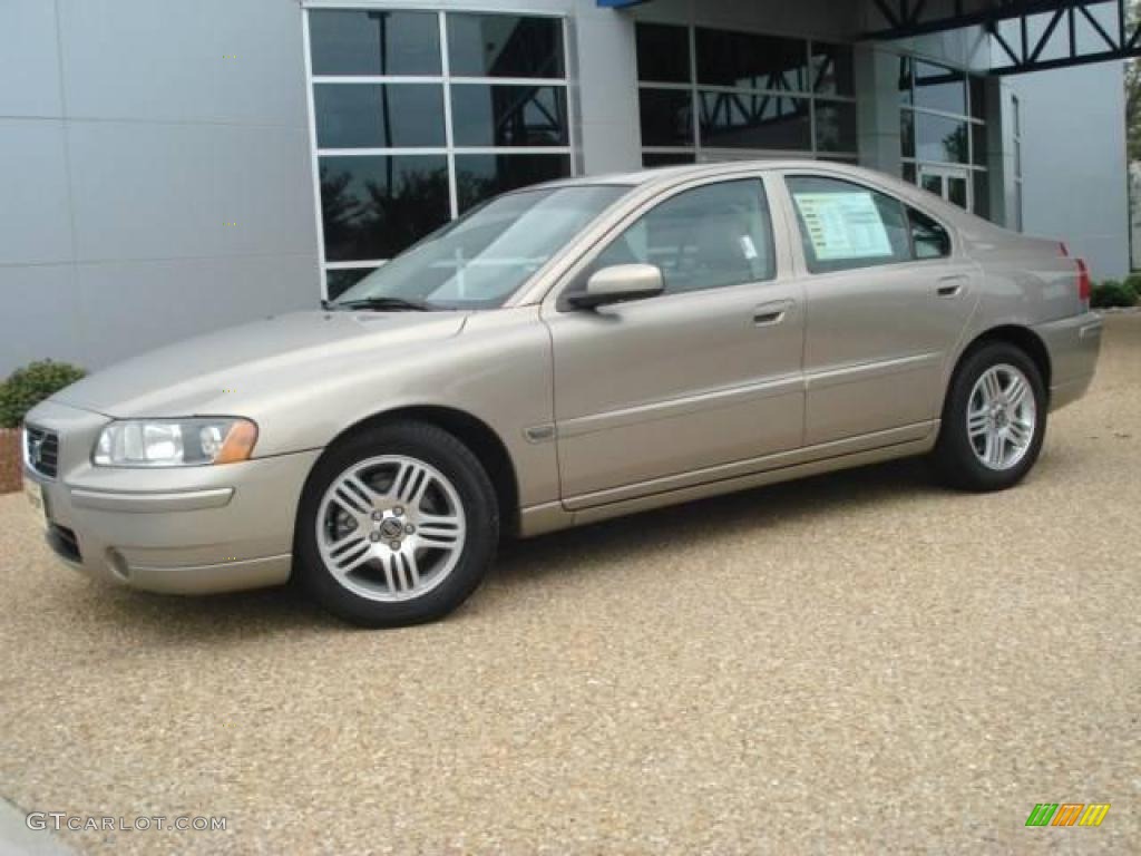 2005 S60 2.5T - Lunar Gold Metallic / Taupe photo #2