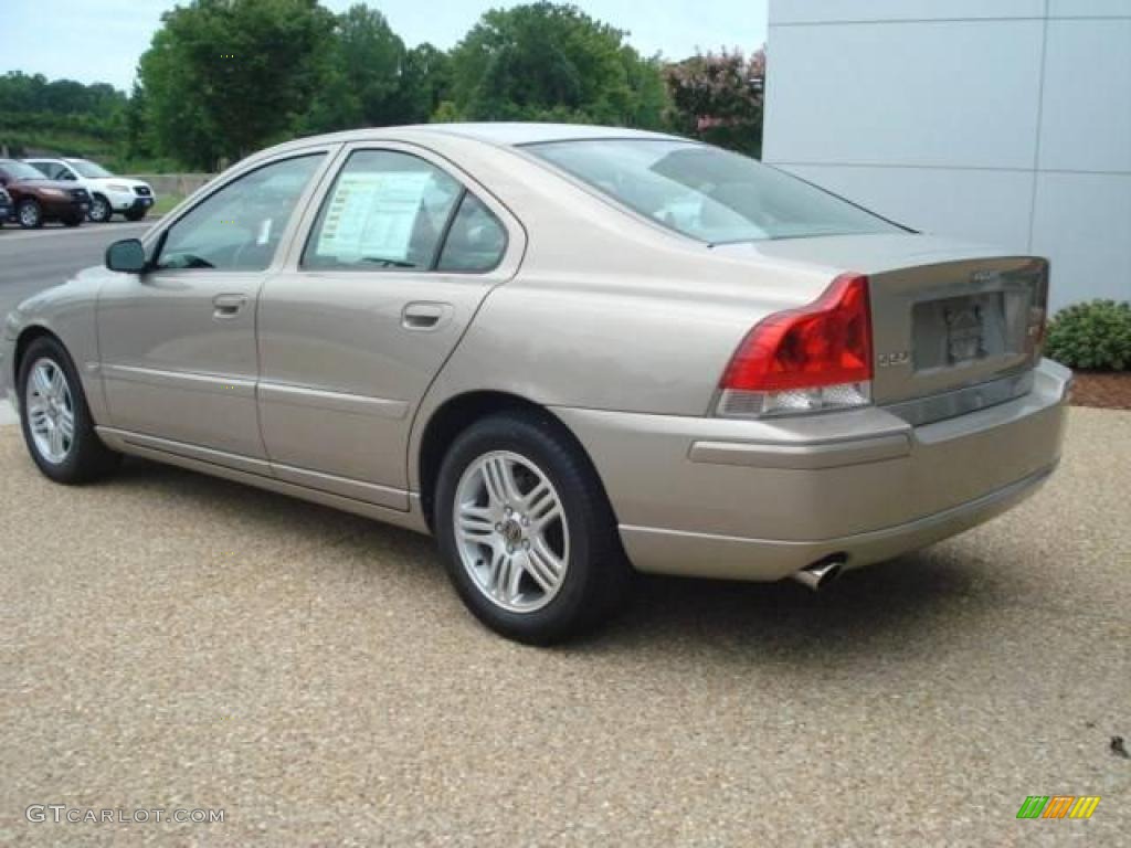 2005 S60 2.5T - Lunar Gold Metallic / Taupe photo #4