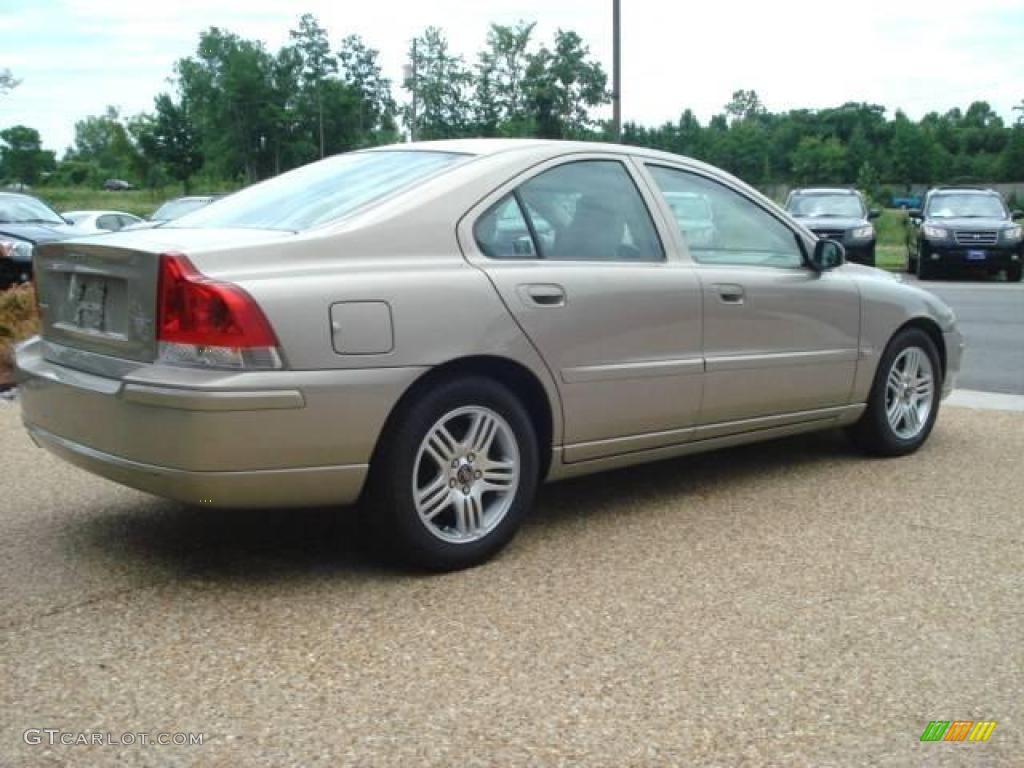 2005 S60 2.5T - Lunar Gold Metallic / Taupe photo #5