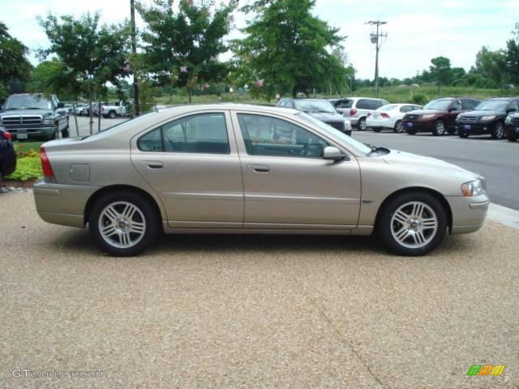 2005 S60 2.5T - Lunar Gold Metallic / Taupe photo #6