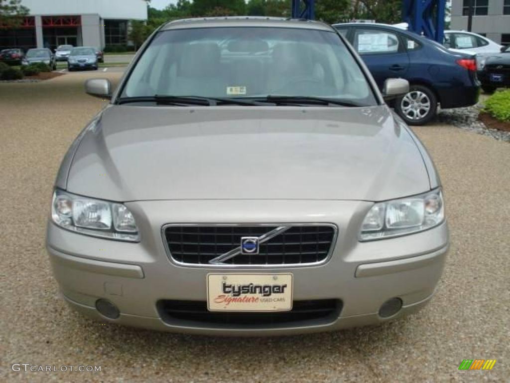 2005 S60 2.5T - Lunar Gold Metallic / Taupe photo #8