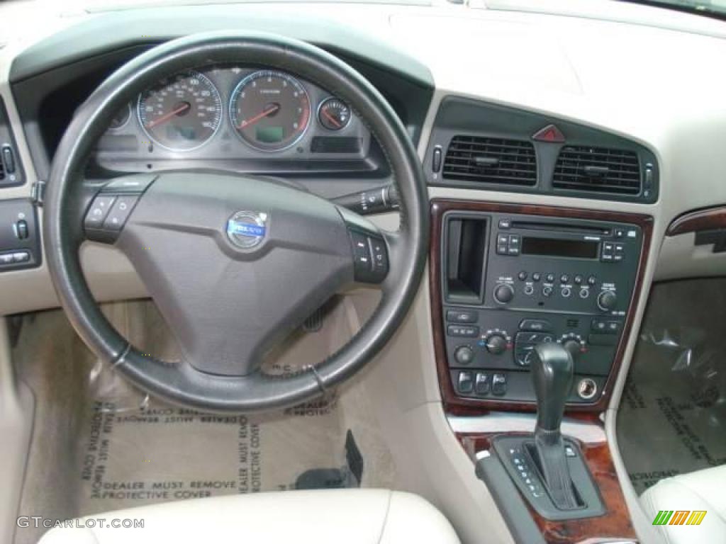 2005 S60 2.5T - Lunar Gold Metallic / Taupe photo #11