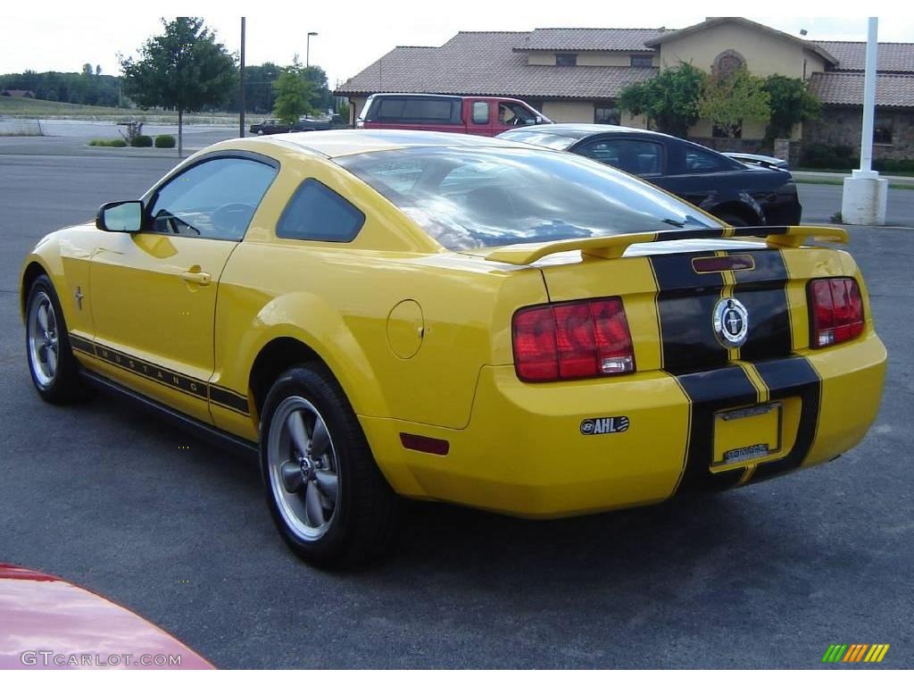 2006 Mustang V6 Premium Coupe - Screaming Yellow / Dark Charcoal photo #3