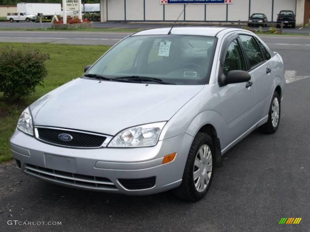 2005 Focus ZX4 S Sedan - CD Silver Metallic / Dark Flint/Light Flint photo #2