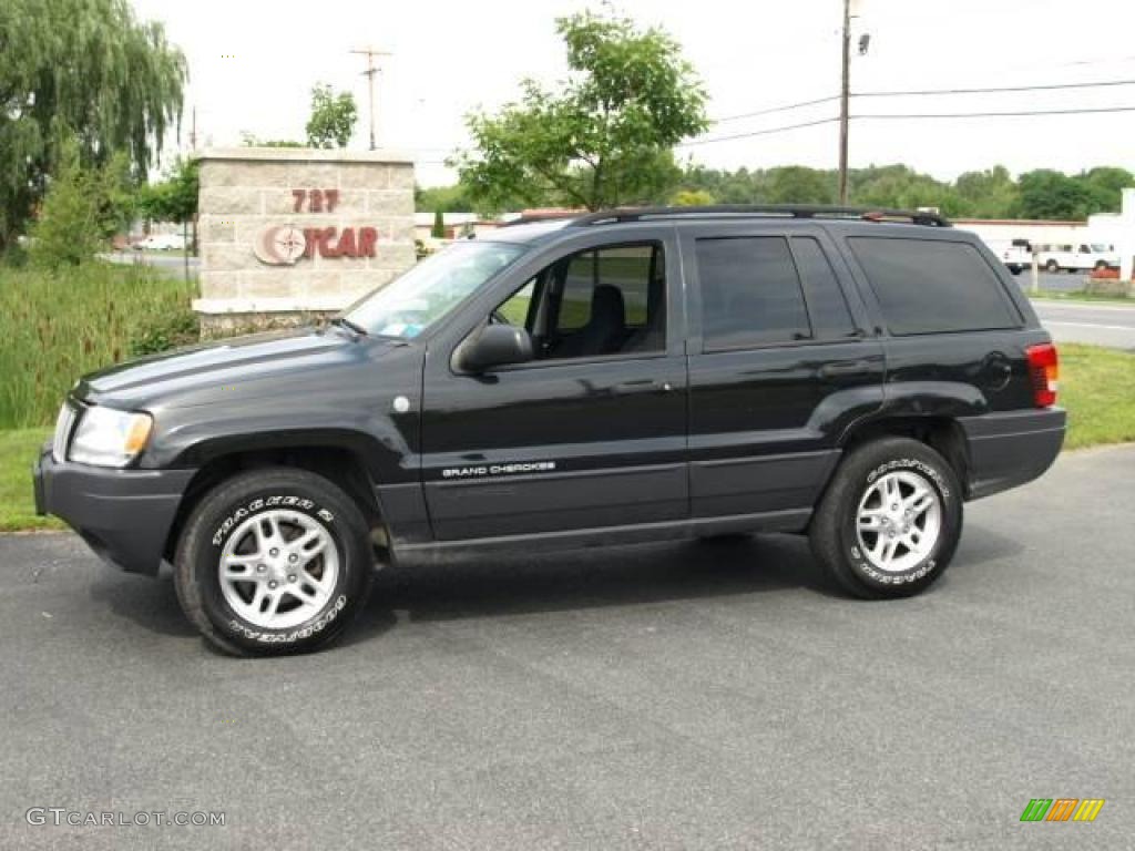 2004 Grand Cherokee Laredo 4x4 - Brillant Black Crystal Pearl / Dark Slate Gray photo #1