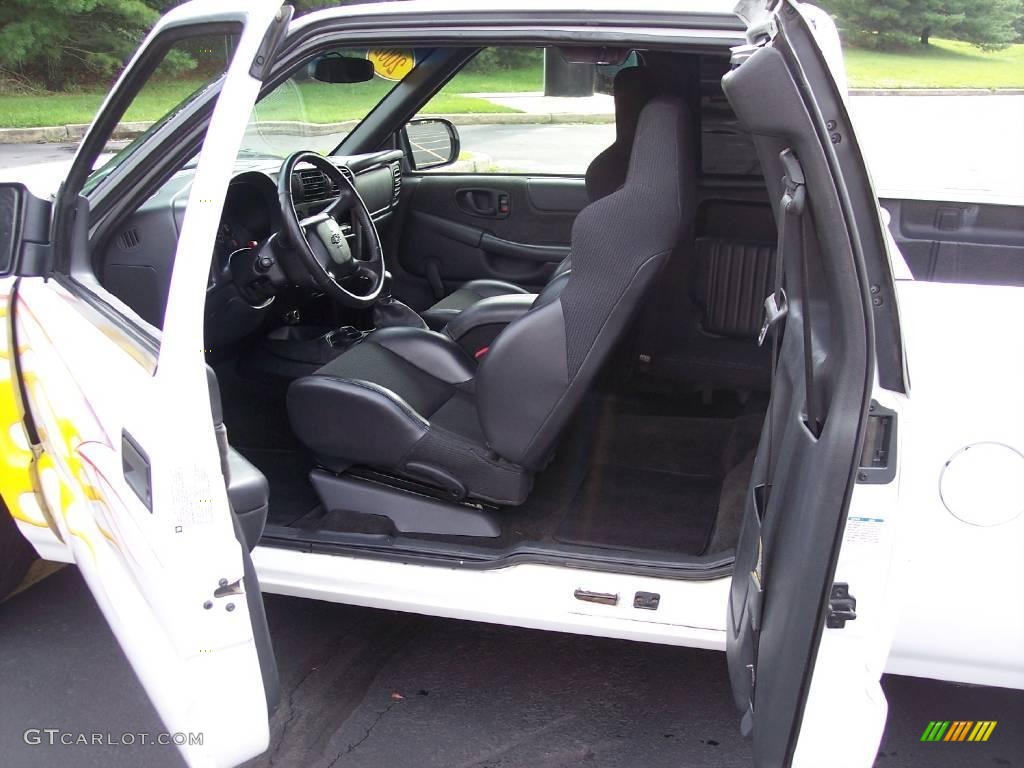 2002 S10 LS Extended Cab - Summit White / Graphite photo #33