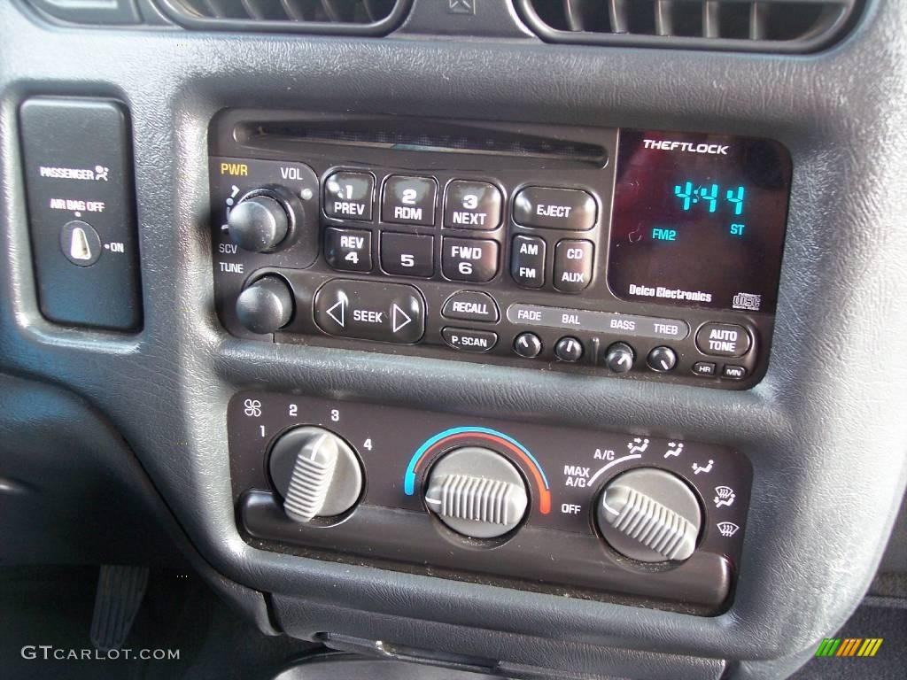 2002 S10 LS Extended Cab - Summit White / Graphite photo #47