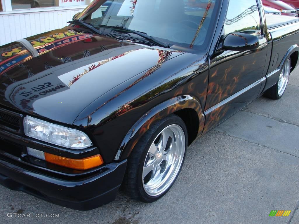 2003 S10 Regular Cab - Black Onyx / Graphite photo #16