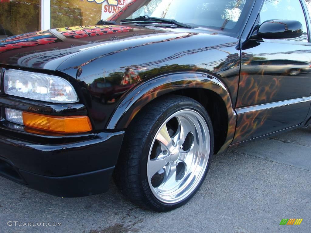 2003 S10 Regular Cab - Black Onyx / Graphite photo #17