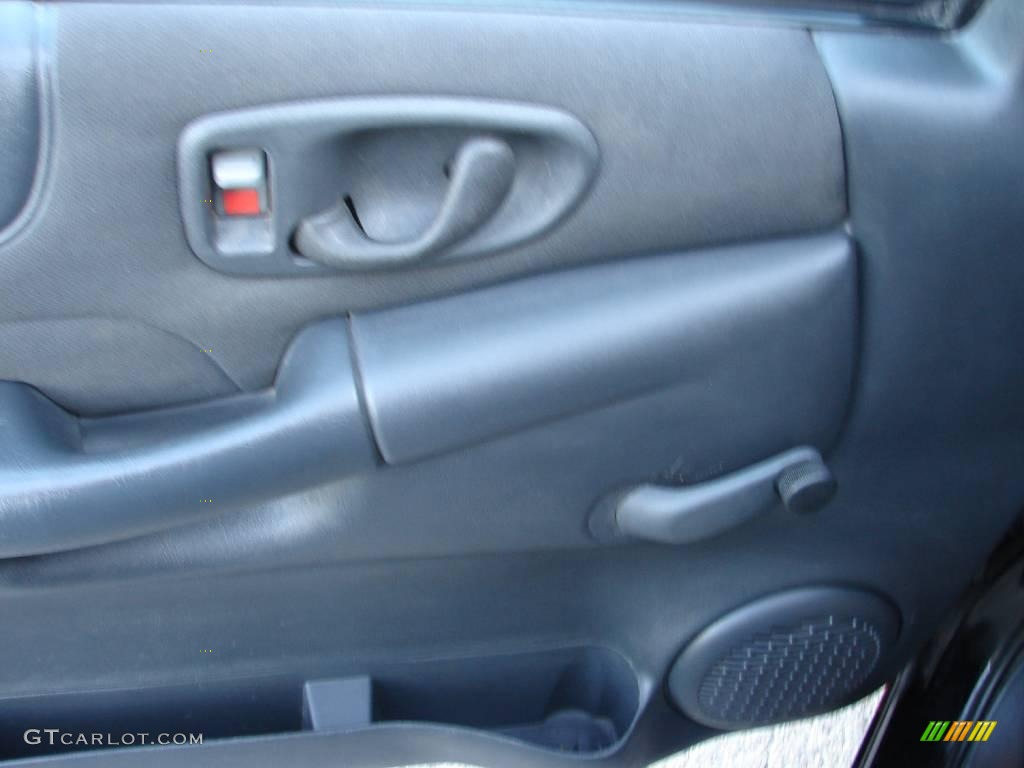 2003 S10 Regular Cab - Black Onyx / Graphite photo #23