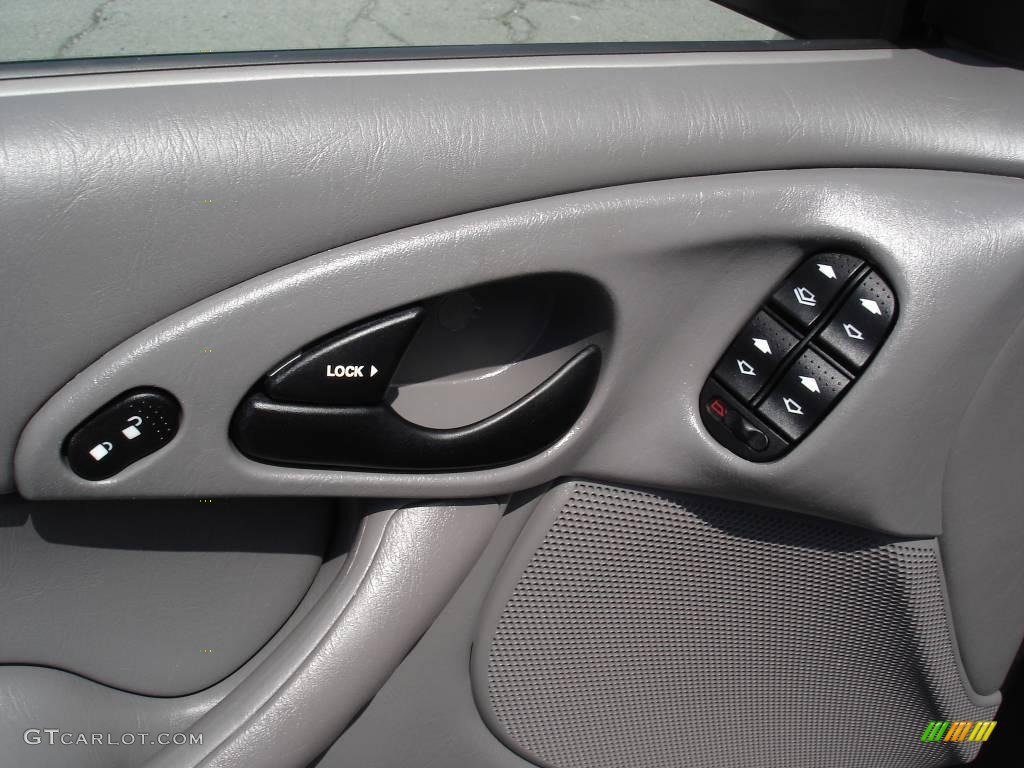 2003 Focus SE Sedan - Liquid Grey Metallic / Medium Graphite photo #21
