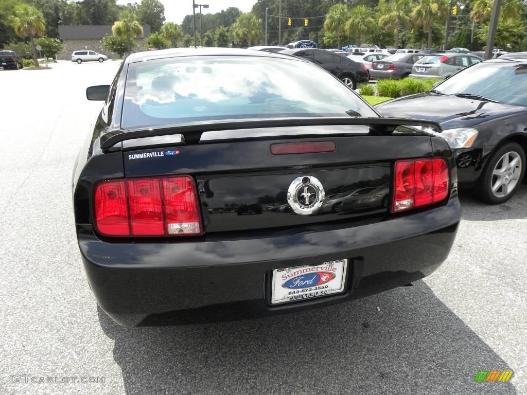 2006 Mustang V6 Premium Coupe - Black / Dark Charcoal photo #8