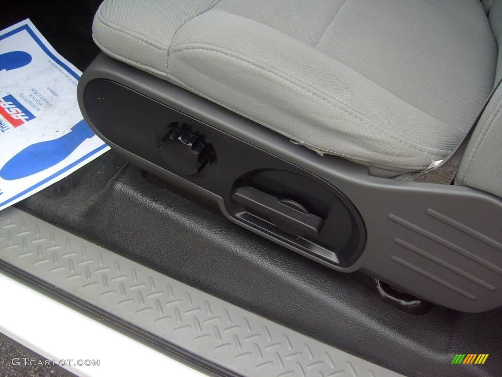 2006 F150 XL SuperCab - Oxford White / Medium/Dark Flint photo #15