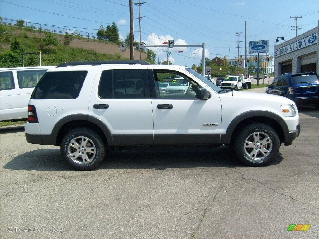 2006 Explorer XLT 4x4 - Oxford White / Camel photo #3