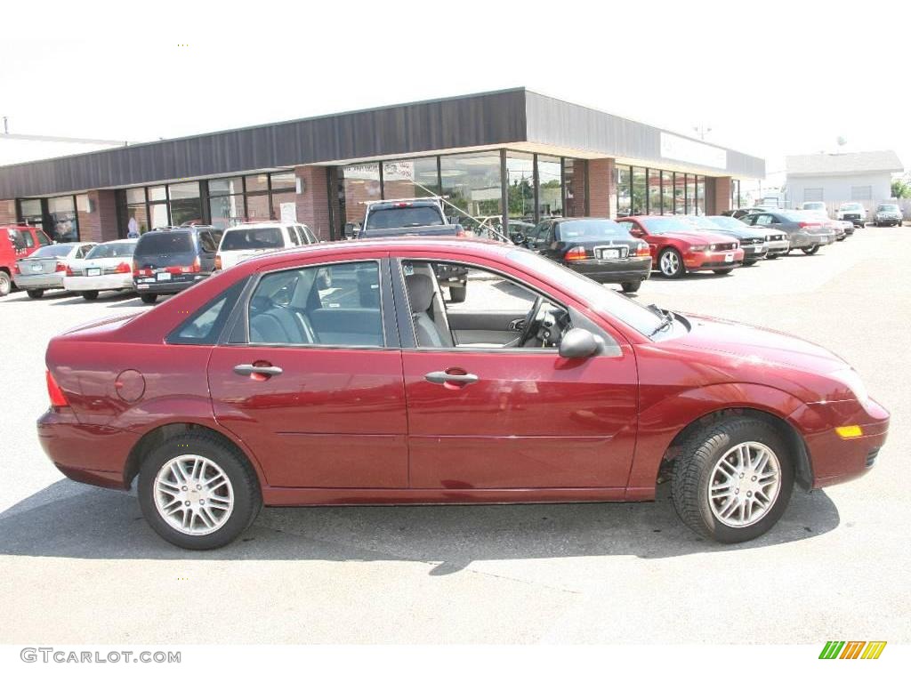 2007 Focus ZX4 SE Sedan - Dark Toreador Red Metallic / Charcoal/Light Flint photo #9