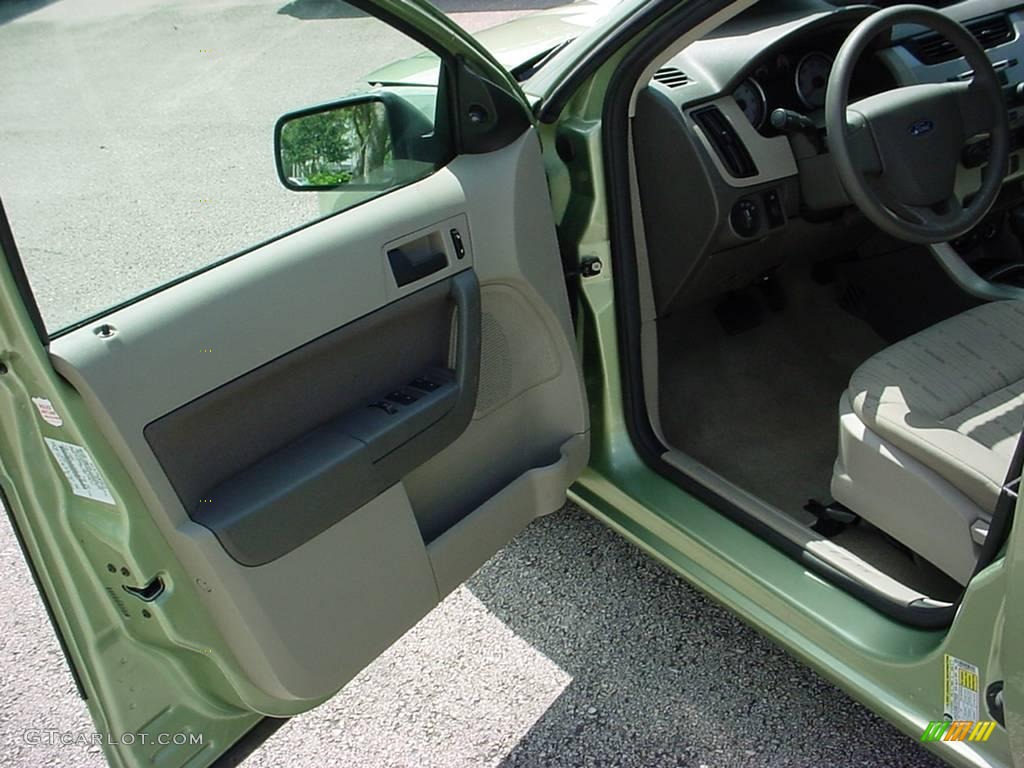 2008 Focus SE Sedan - Kiwi Green / Medium Stone photo #9