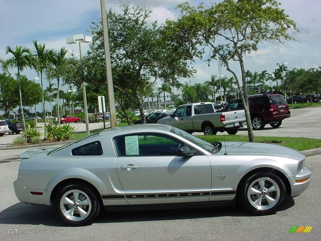 2009 Mustang V6 Premium Coupe - Brilliant Silver Metallic / Dark Charcoal photo #2