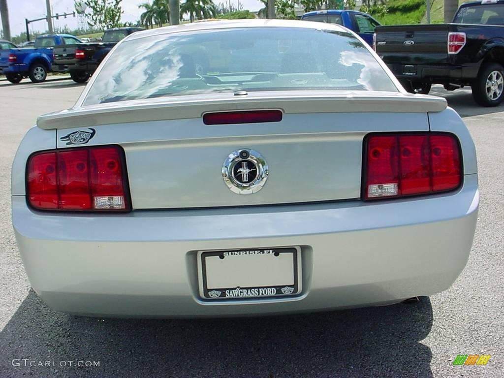 2009 Mustang V6 Premium Coupe - Brilliant Silver Metallic / Dark Charcoal photo #4