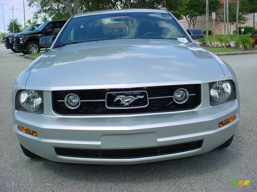 2009 Mustang V6 Premium Coupe - Brilliant Silver Metallic / Dark Charcoal photo #8