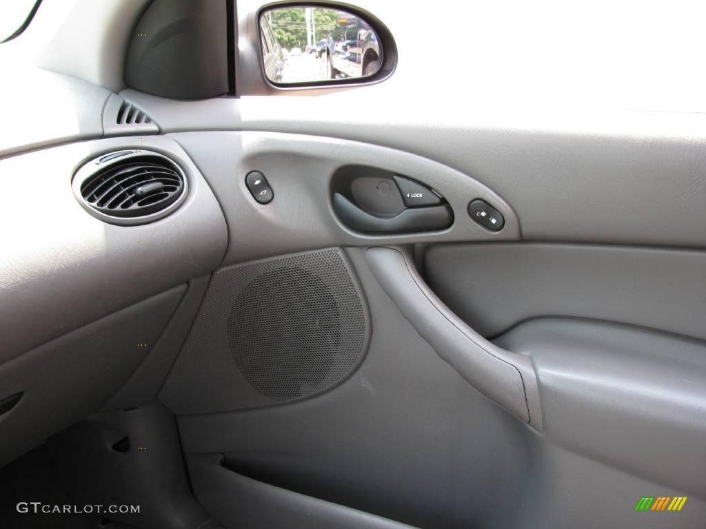 2004 Focus SE Wagon - Liquid Grey Metallic / Medium Graphite photo #11