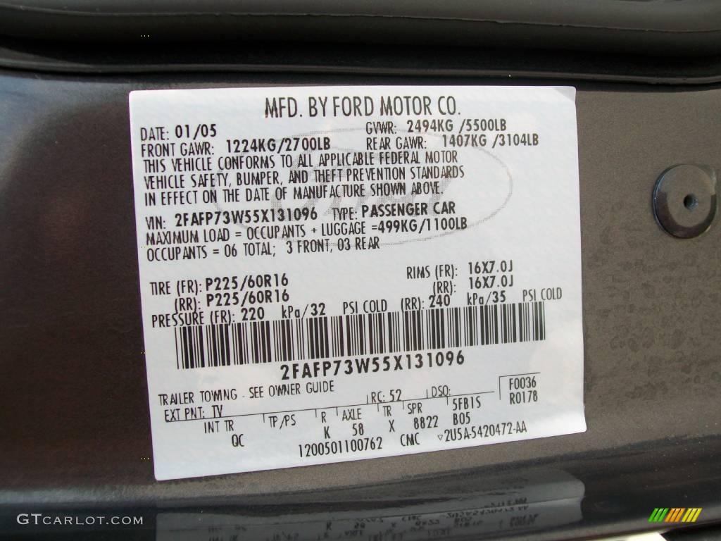 2005 Crown Victoria  - Midnight Grey Metallic / Light Flint photo #45
