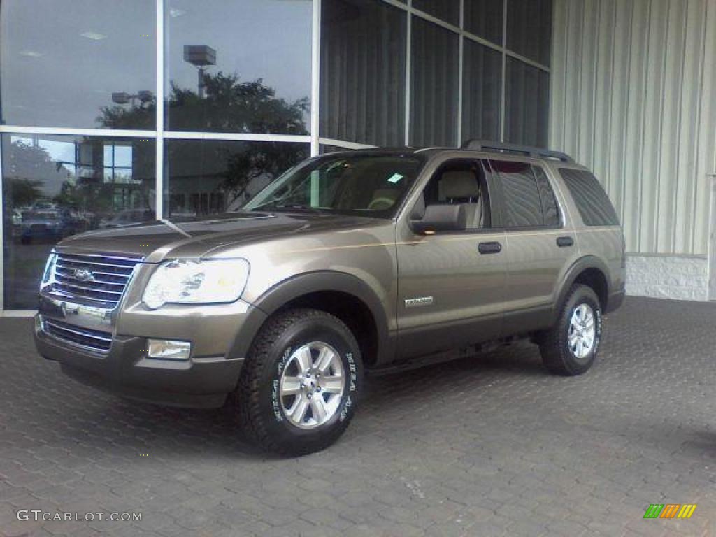 2006 Explorer XLT - Mineral Grey Metallic / Camel photo #3