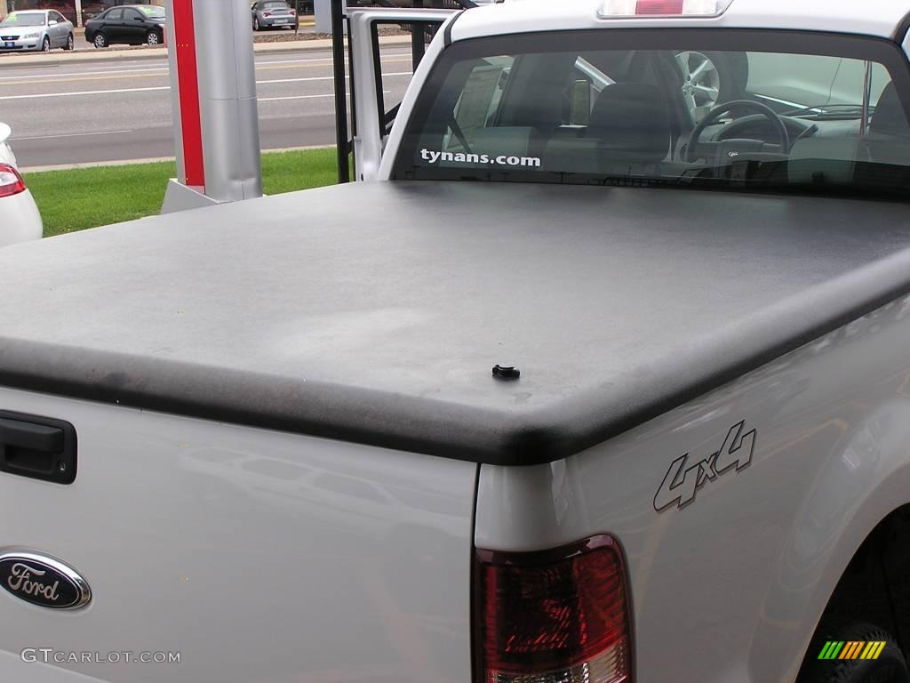 2006 F150 XL SuperCab 4x4 - Oxford White / Medium/Dark Flint photo #13