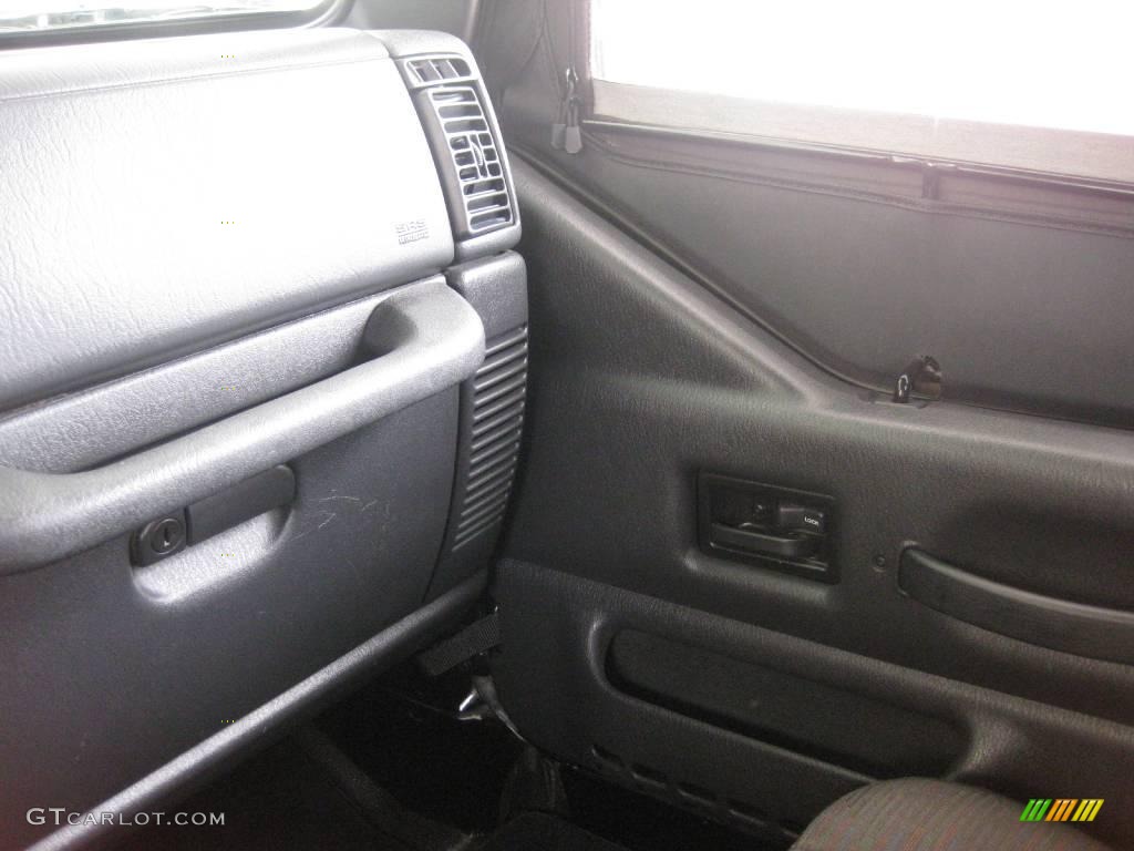 2004 Wrangler X 4x4 - Black / Dark Slate Gray photo #12