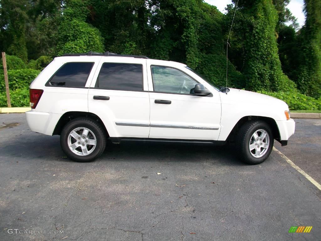 2005 Grand Cherokee Laredo - Stone White / Medium Slate Gray photo #2