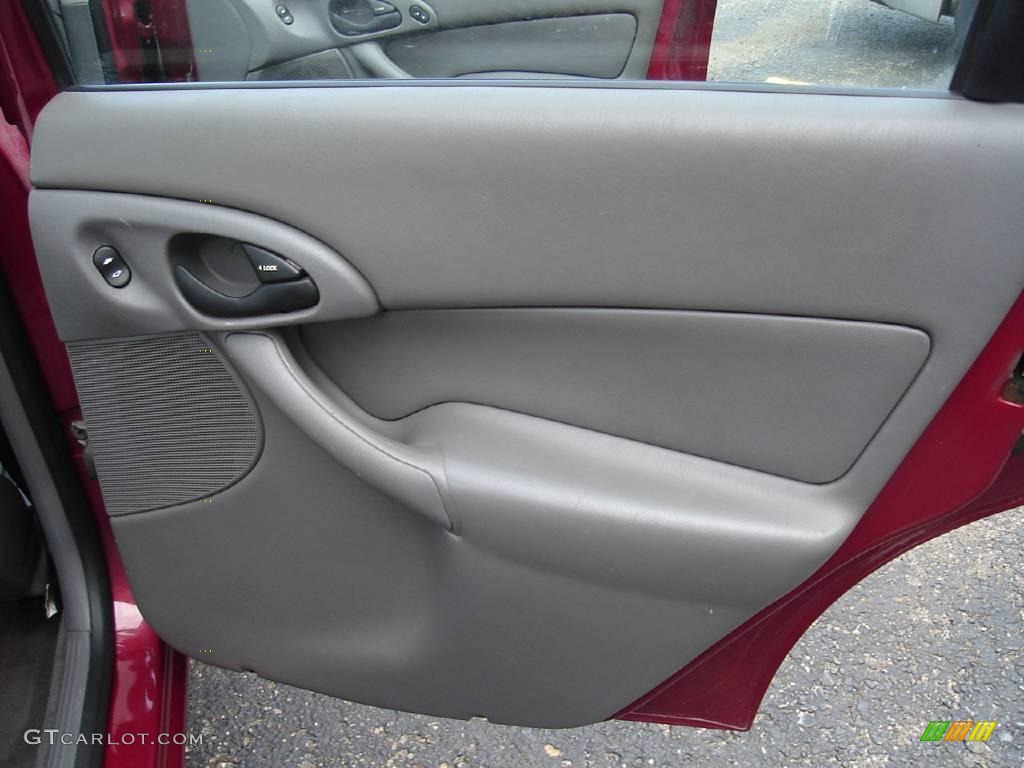 2001 Focus SE Sedan - Sangria Red Metallic / Medium Graphite Grey photo #17