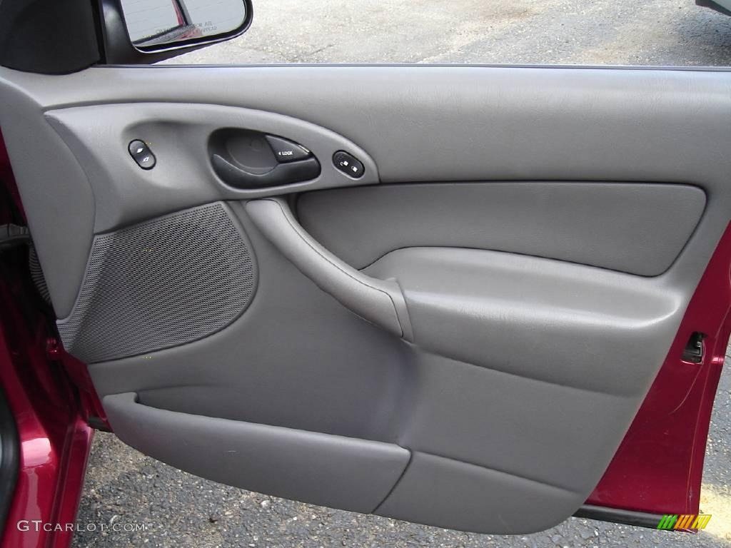 2001 Focus SE Sedan - Sangria Red Metallic / Medium Graphite Grey photo #18