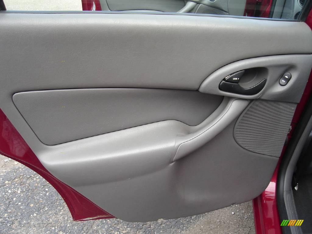 2001 Focus SE Sedan - Sangria Red Metallic / Medium Graphite Grey photo #20
