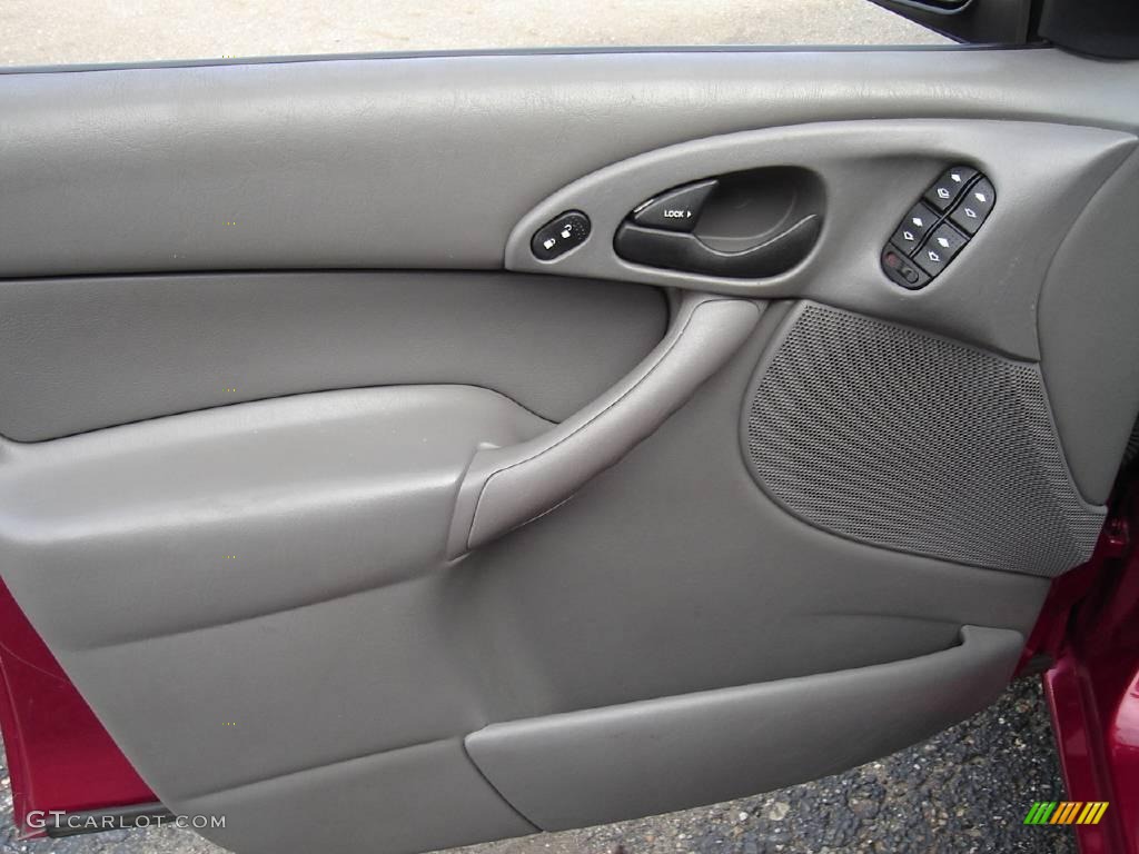2001 Focus SE Sedan - Sangria Red Metallic / Medium Graphite Grey photo #21