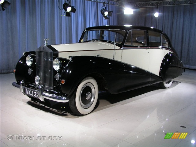 Ivory/Black Rolls-Royce Silver Wraith