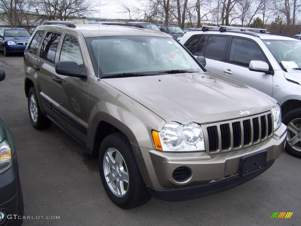 2005 Grand Cherokee Laredo 4x4 - Light Khaki Metallic / Khaki photo #1