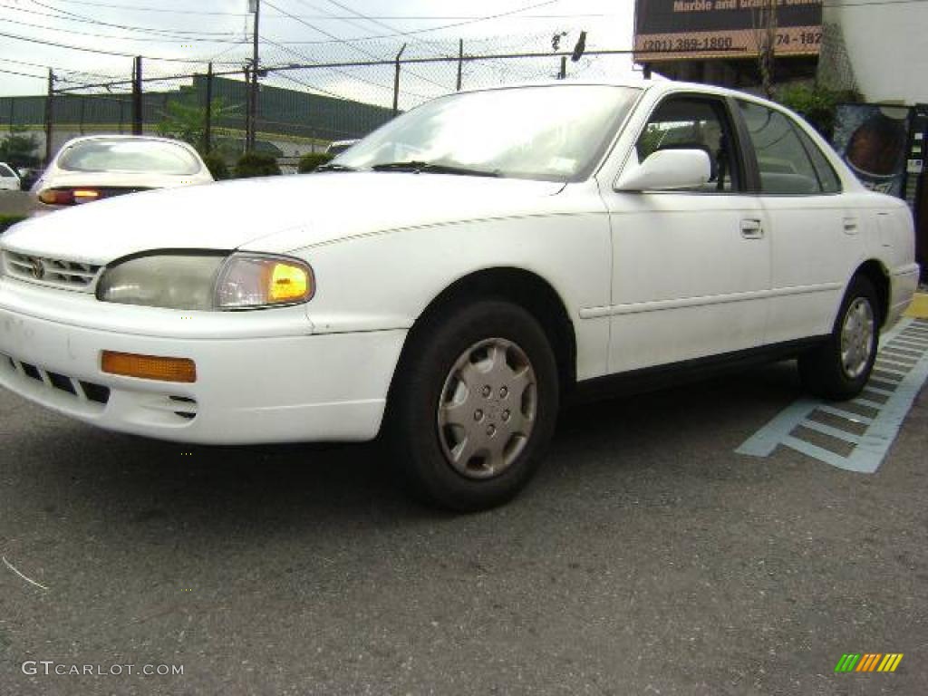 1996 Camry LE Sedan - Super White / Gray photo #3