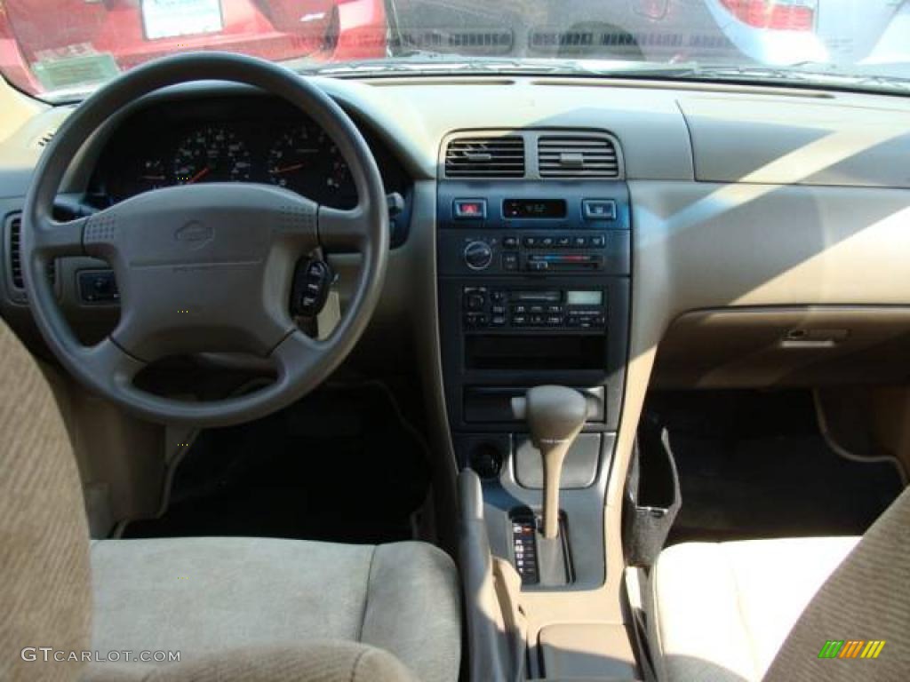 1998 Maxima GLE - Pebble Beige Metallic / Beige photo #10