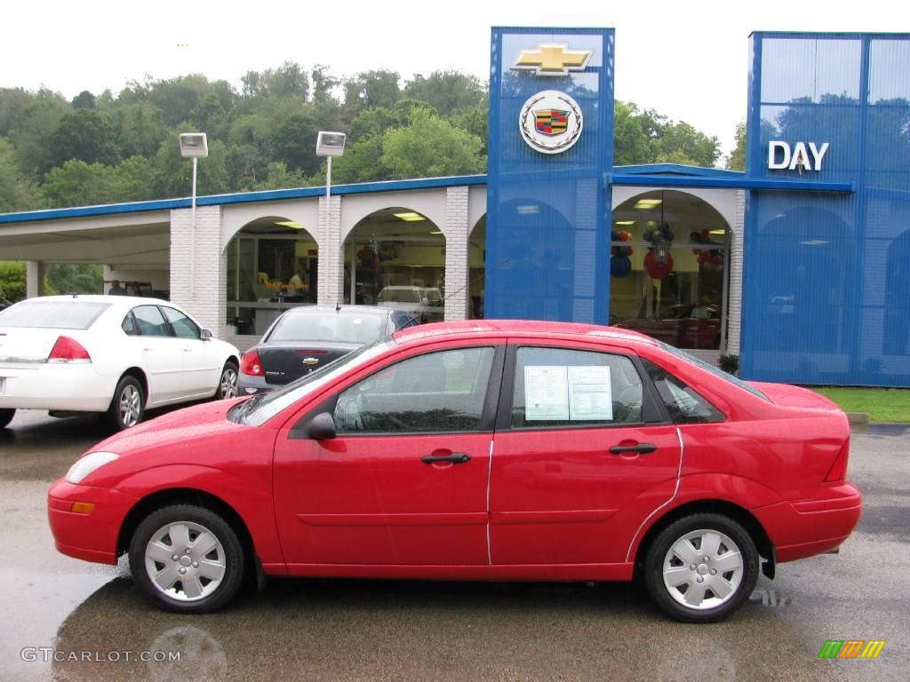 2003 Focus SE Sedan - Infra-Red / Medium Graphite photo #2