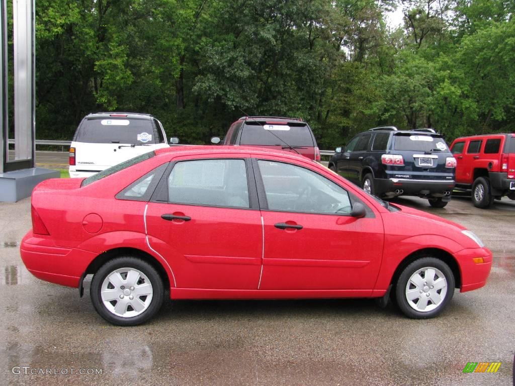 2003 Focus SE Sedan - Infra-Red / Medium Graphite photo #3