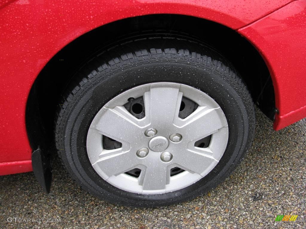 2003 Focus SE Sedan - Infra-Red / Medium Graphite photo #4