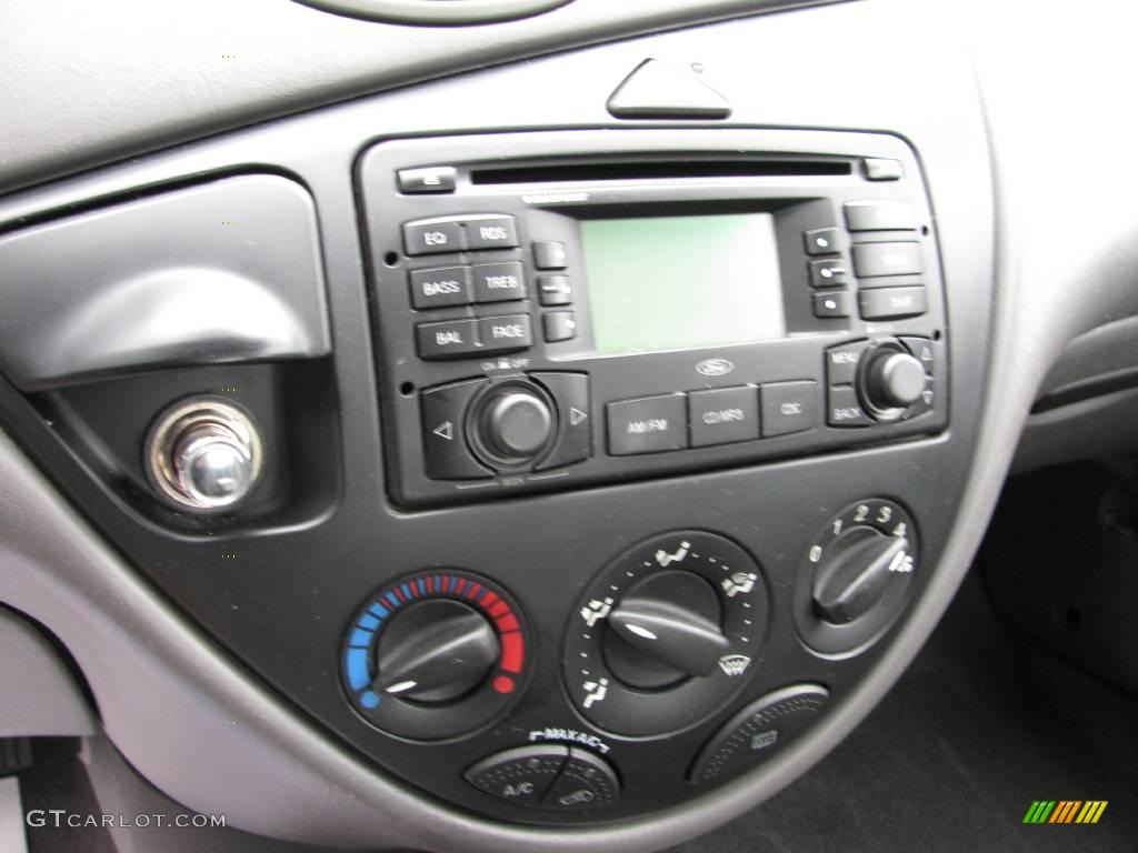 2003 Focus SE Sedan - Infra-Red / Medium Graphite photo #7