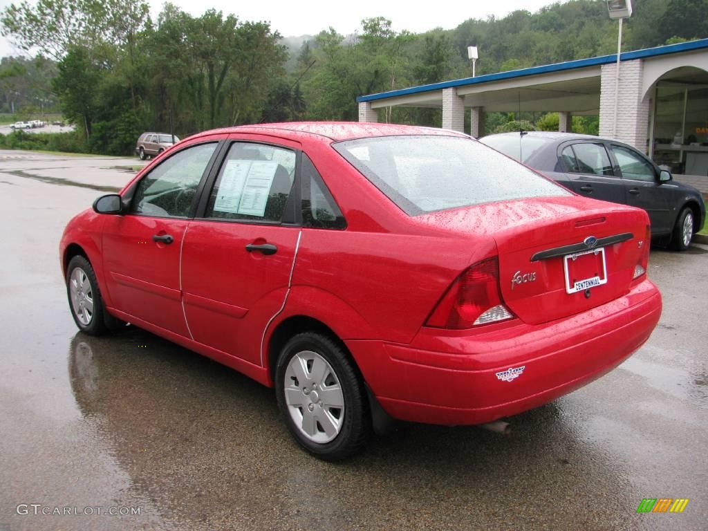 2003 Focus SE Sedan - Infra-Red / Medium Graphite photo #10