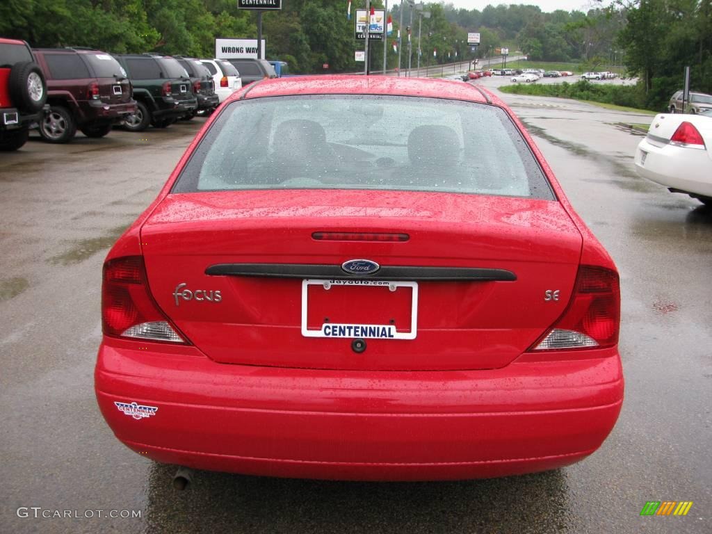 2003 Focus SE Sedan - Infra-Red / Medium Graphite photo #11